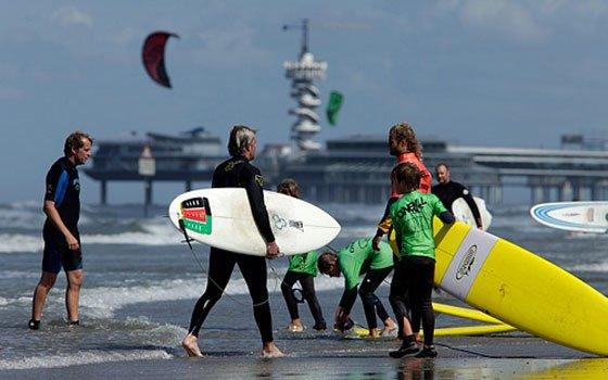 Surfisti difronte lhart Surf school di Scheveningen