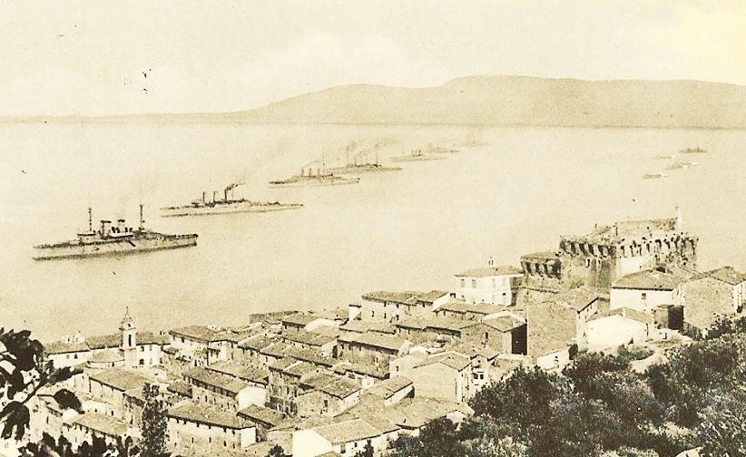 Navi della Regia Marina alla fonda davanti Porto Santo Stefano 