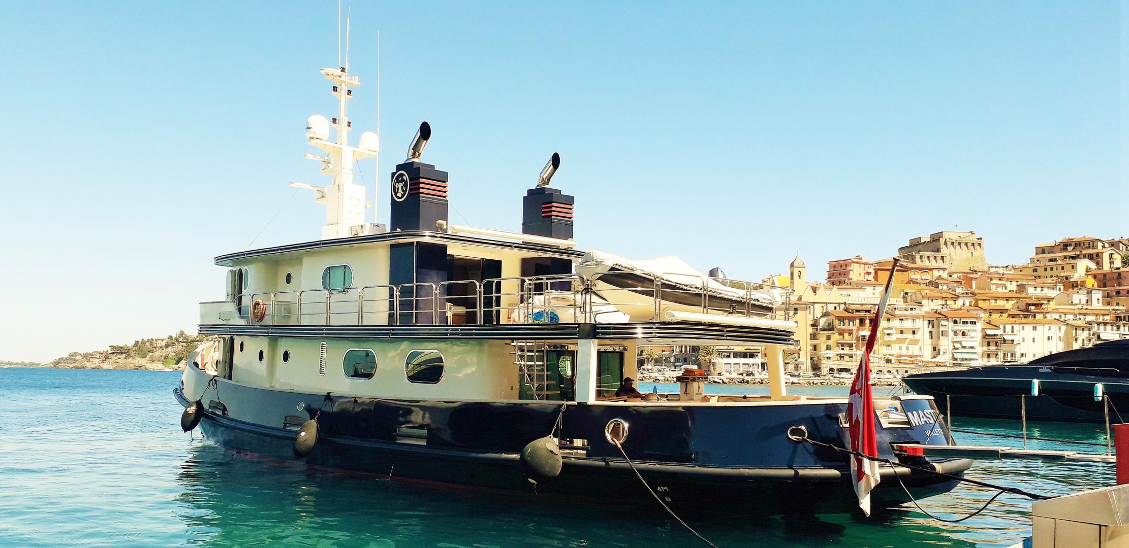 Il rimorchiatore yacht Mastiff alla Pilarella di Porto Santo Stefano