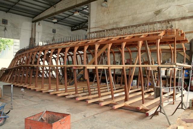 Uno scafo in legno in costruzione presso il Cantiere De Cesari di Cervia