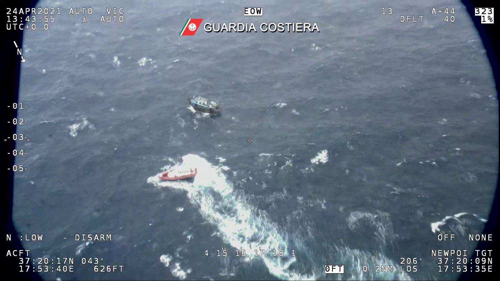 100 persone a bordo tratta in salvo dalla Guardia Costiera