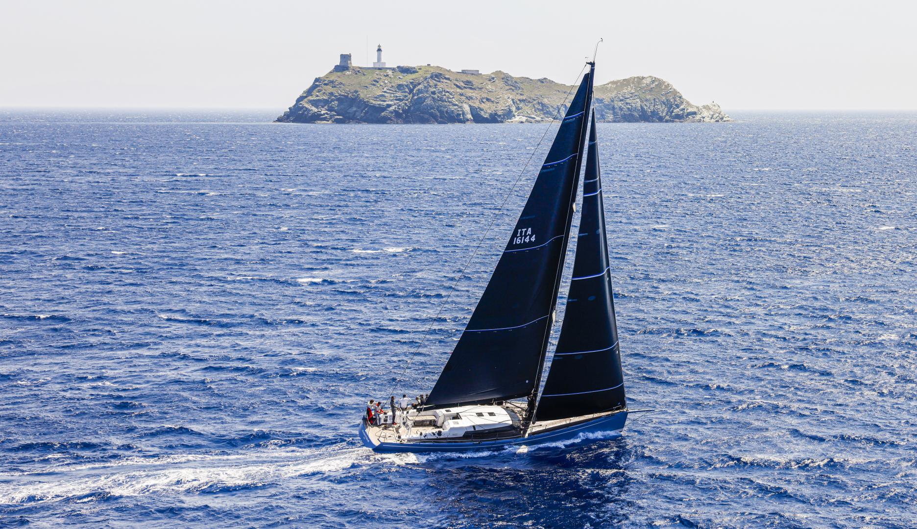 Itacentodue still hard on the wind to the Giraglia Rock en route to IRC 0 maxi yacht victory. Photo: ROLEX / Studio Borlenghi