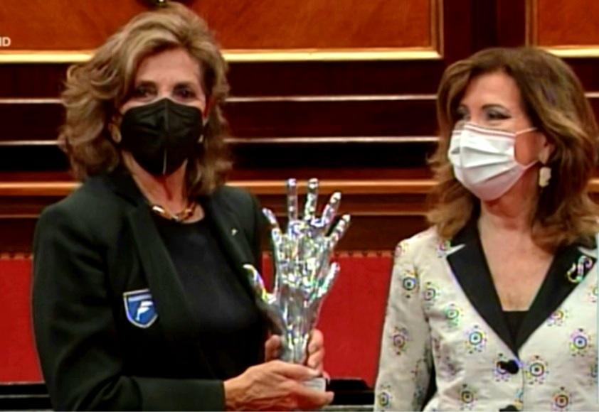 Rosalba Giugni di Marevivo riceve il premio dalla presidente del Senato Maria Elisabetta Alberti Casellati