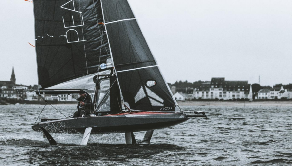Take off at the boot Düsseldorf : Peacoq sailing with foils