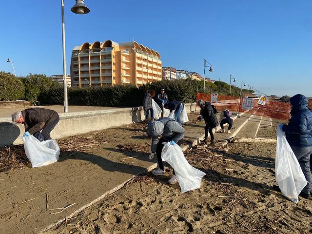 Vivila Sailing Team: pulizia della spiaggia di Porto Santa Margherita
