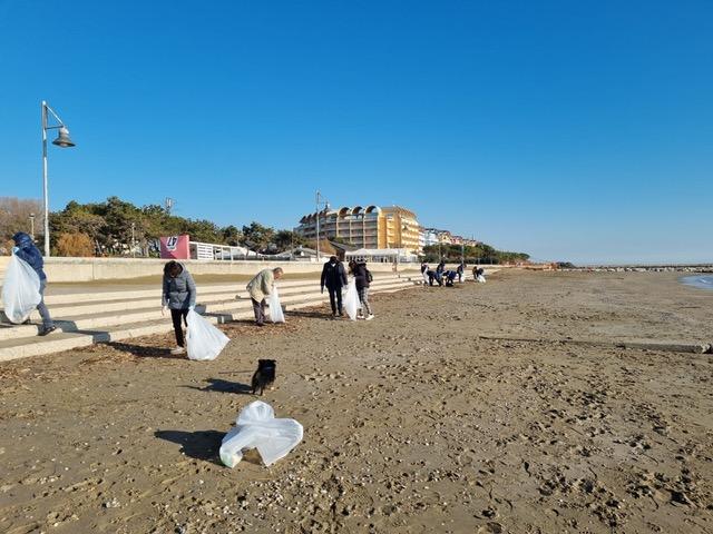 Vivila Sailing Team: pulizia della spiaggia di Porto Santa Margherita