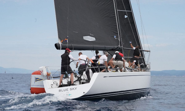 Il guidone dello Yacht Club Monfalcone in regata all'ORC