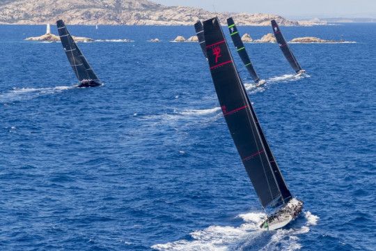 La flotta dei Maxi 72 in regata durante una passata edizione della Maxi Yacht Rolex Cup. Foto credit: Rolex/Carlo Borlenghi