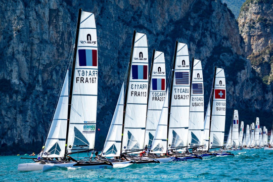 Nacra 15 start sotto le rocce di campione