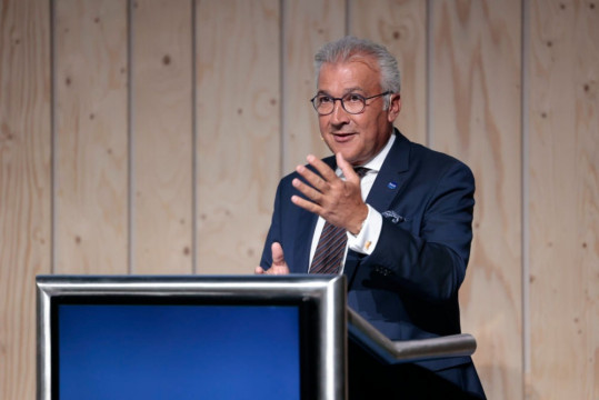 Petros Michelidakis on stage at the blue innovation dock (bid) ©Messe Düsseldorf