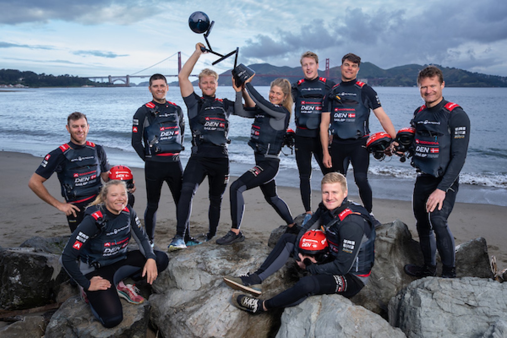 Il team Denmark SailGP a San Francisco con il trofeo Impact League