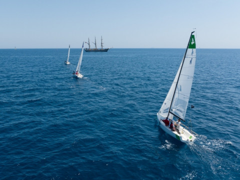 La flotta di J/70 YCCS in regata con la goletta scuola Palinuro sullo sfondo, Vela & Golf 2023.
Foto credit: YCCS/Daniele Macis