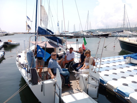 Il Sindaco Valerio Vesprini insieme a Marco e rappresentanti della Liberi nel Vento a bordo di Tornavento