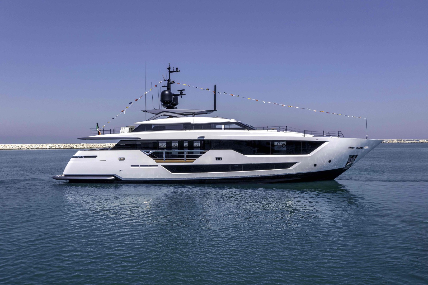 Custom Line 106’ M/Y Étoile: a new star is launched