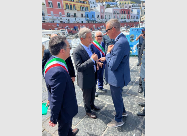 Il ministro Nello Musumeci, in visita ufficiale sull'isola di Ponza