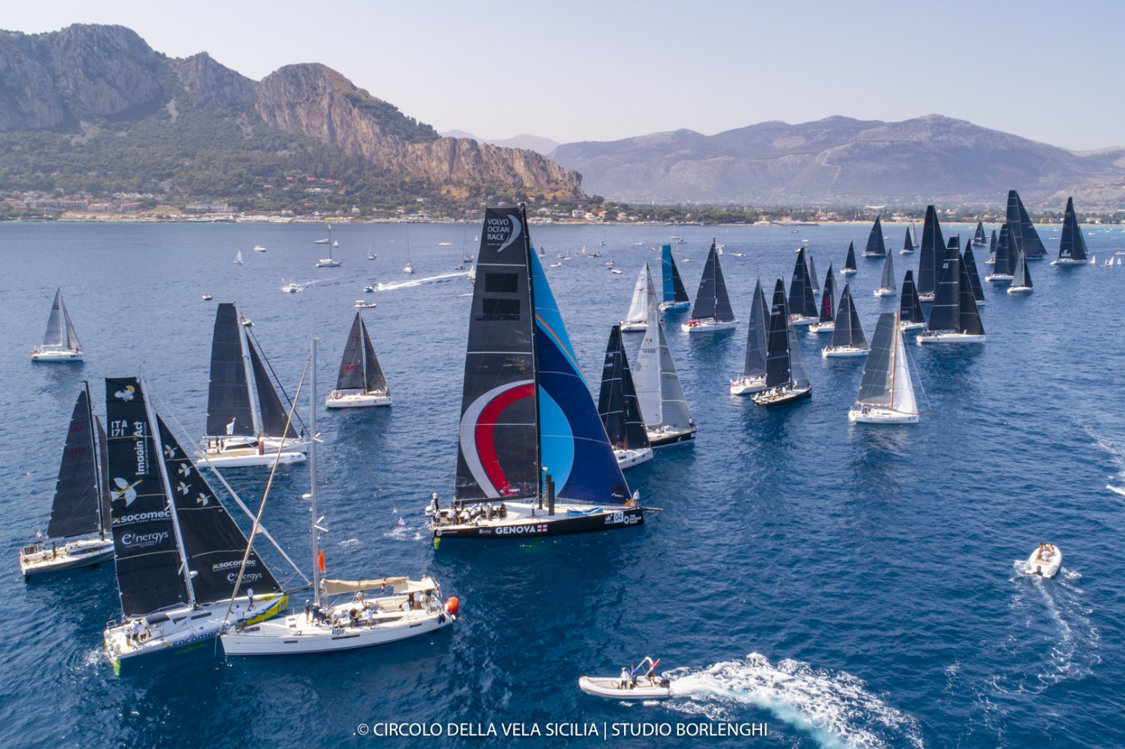 Partita la Palermo-Montecarlo 2023: la flotta di 44 barche naviga con vento di 8-9 nodi
