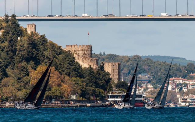 Racing in the narrow confines of the Bosphorus beneath the bridge linking the European and Asian continents. © Pedro Martinez / Martinez Studio