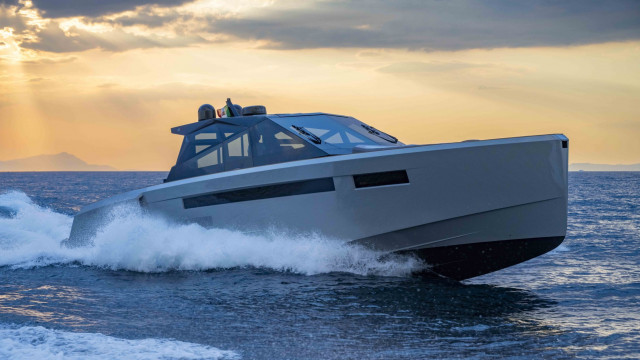 New images of the Evo R+, the innovative 18m with a sleek profile