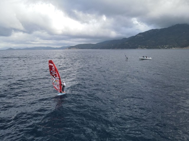 Matteo Iachino oggi ha compiuto l'impresa: dalla Sardegna a Livorno in windsurf