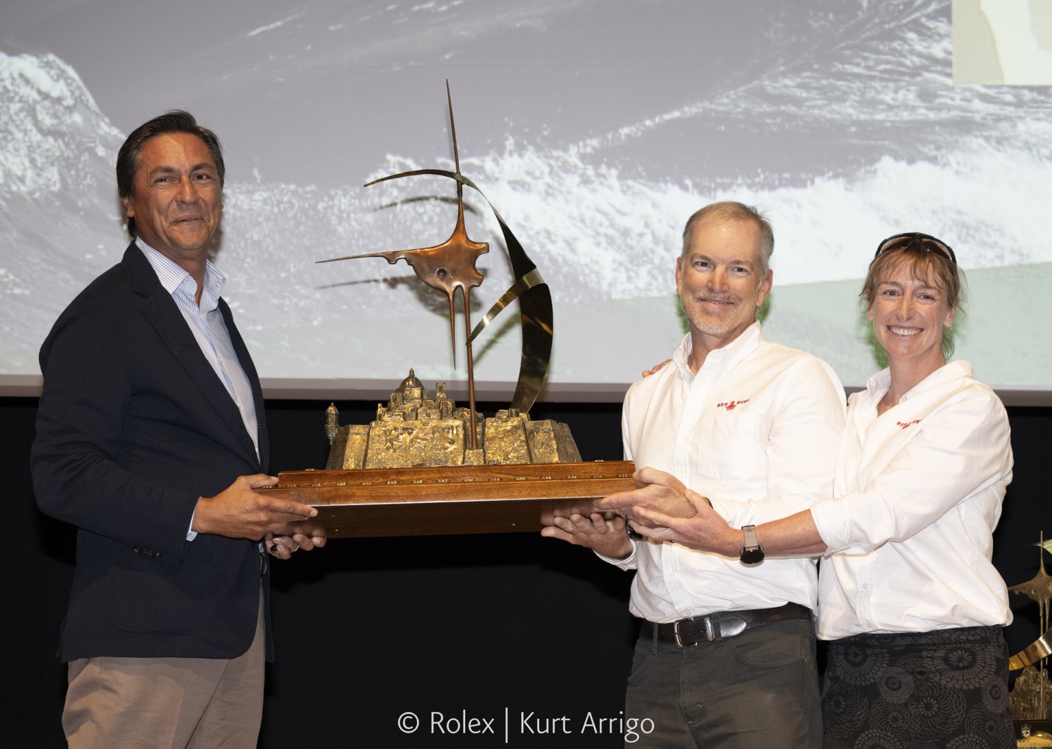 Andrea Recordati, armatore di Bullitt alza il Rolex Middle Sea Race Trophy con Christina e Justin Wolfe di Red Ruby. © ROLEX/Kurt Arrigo