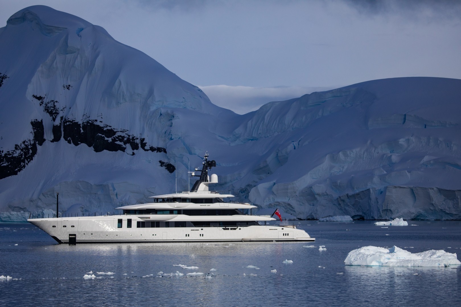 Infinite Jest: le spettacolari foto del 75m di Turquoise Yachts in crociera in Antartide