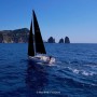Il Sunfast 3600 Lunatika di Baroni-Miglietti transita al comando davanti ai Faraglioni di Capri