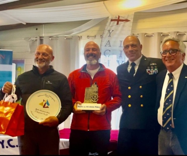 L'equipaggio di Lunatika, vincitore della RAN 630 2024 con il c.te Trivisonne della Sez. Velica MM di Livorno e il presidente dello YCL, prof. Gian Luca Conti