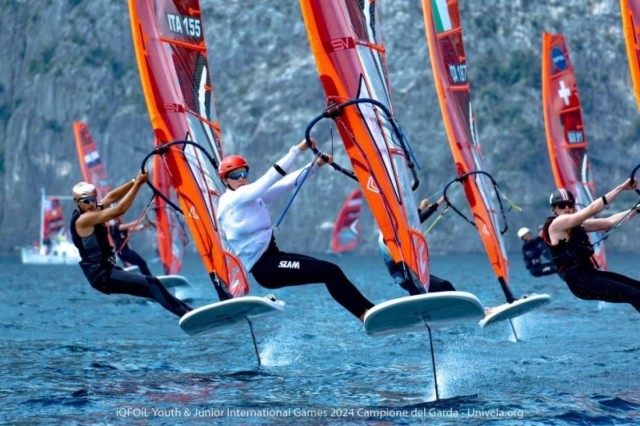 Federico Pilloni, atleta del programma Young Azzurra, in testa alla flotta durante l'iQOiL Y&J International Games a Campione del Garda