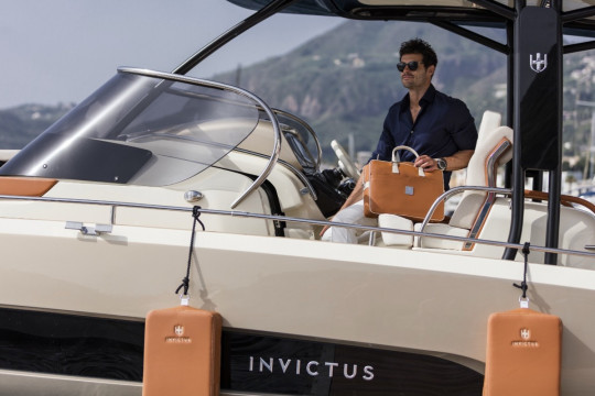 Navigare oltre i confini del mare con gli accessori Summer Collection di Invictus Yacht