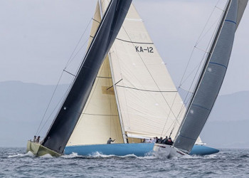 12mR World Championship in Porquerolles, Mistral strengthening to 25 knots