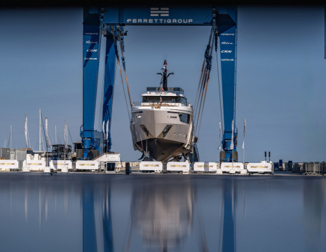 Custom Line vara cinque superyacht in un mese