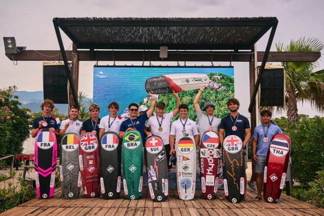 Stolzes internationales Podium der Junioren-Weltmeisterschaft der Formula Kiter 2024 Foto: Robert Hajduk