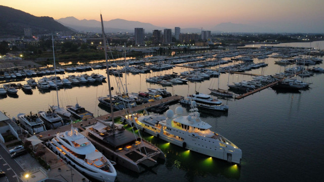 A Marina d’Arechi Art Explorer, il catamarano a vela più grande del mondo