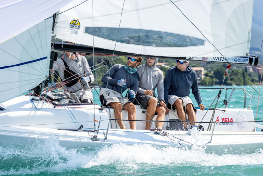 J/70 Cup 2024, a Malcesine Rowdy prende il controllo delle operazioni