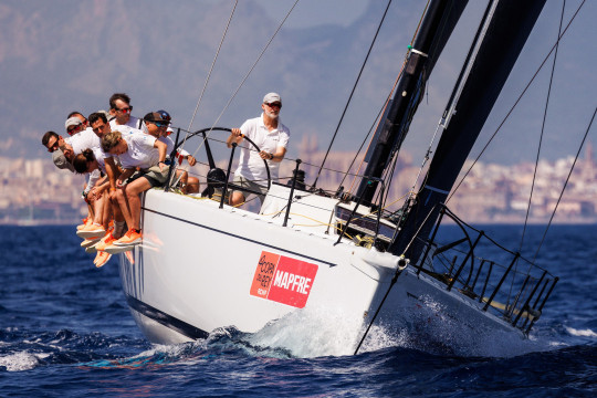 HM King Felipe IV of Spain at the helm of Aifos ©️ Nico Martínez / Copa del Rey MAPFRE