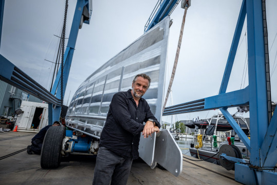 KM Yachtbuilders turns hull for Tom Waes’s new Bestevaer