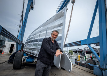 KM Yachtbuilders turns hull for Tom Waes’s new Bestevaer