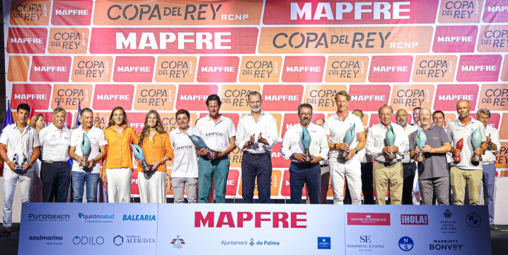 Foto de familia de los armadores ganadores
 ©️ Nico Martínez / Copa del Rey MAPFRE