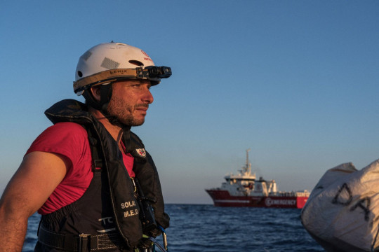 Il navigatore Ambrogio Beccaria a bordo della nave di Emergency