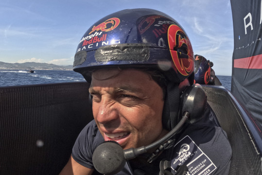 La leggenda del surf Kai Lenny vola sulle onde con Alinghi Red Bull Racing