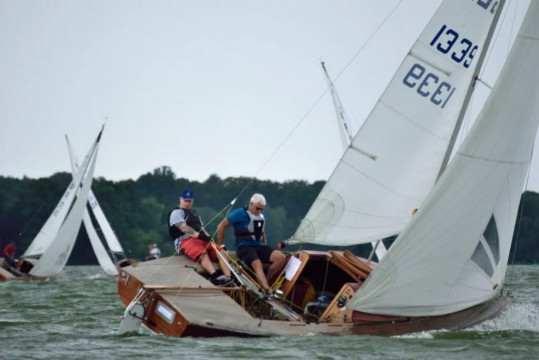 Bei der Internationalen Deutschen Meisterschaft 2024 der 15er Jollenkreuzer auf dem Wannsee wurden die 28 Teams bei heftigem Wind stark gefordert © Thomas Storch/ PYC