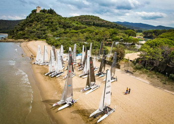 Meno di un mese al via del Campionato Mondiale A-Class Cat 2024 in Toscana e al Centro Velico Punta Ala