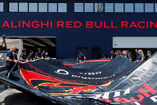 Alinghi Red Bull broke the second mast