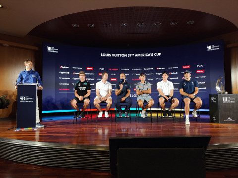 I sei rappresentanti dei team alla conferenza stampa alla vigilia dell'America's Cup a Barcellona. Quarto da sinistra Checco Bruni di Luna Rossa