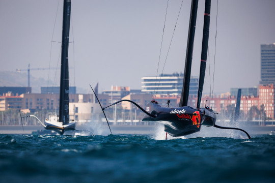 Alinghi Red Bull Racing startet mit Sieg in den Wettbewerb