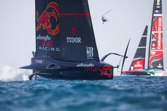 Alinghi Red Bull Racing messo alla prova nel terzo giorno di regate