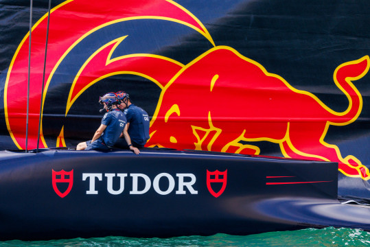 Primo giorno difficile per Alinghi Red Bull Racing alla Louis Vuitton Cup