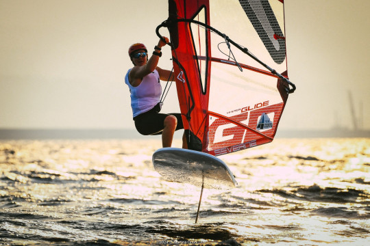 Pilloni conquista la vittoria nella Classe iQFOiL ai Campionati Italiani Giovanili in singolo