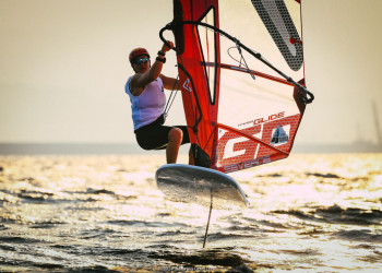 Pilloni conquista la vittoria nella Classe iQFOiL ai Campionati Italiani Giovanili in singolo