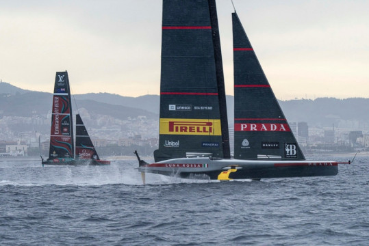 I fulmini non fermano Luna Rossa che batte Emirates Team New Zealand